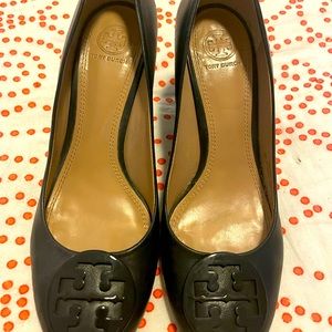 Tori Burch navy pump gently used (were too big wore once)